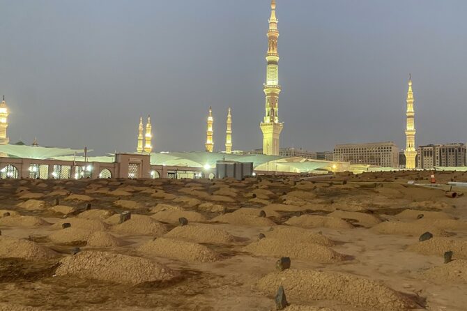 Découvrez Jannat al-Baqi', les "Jardins du Paradis", où reposent des compagnons et des membres de la famille du Prophète Muhammad ﷺ. Les Jardins du Paradis