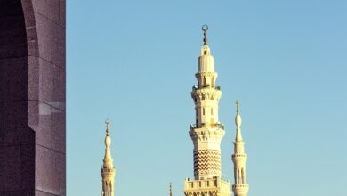 Découvrez l'histoire et l'architecture des minarets de la Mosquée Al-Haram, leur rôle dans l'appel à la prière, et les visites guidées.