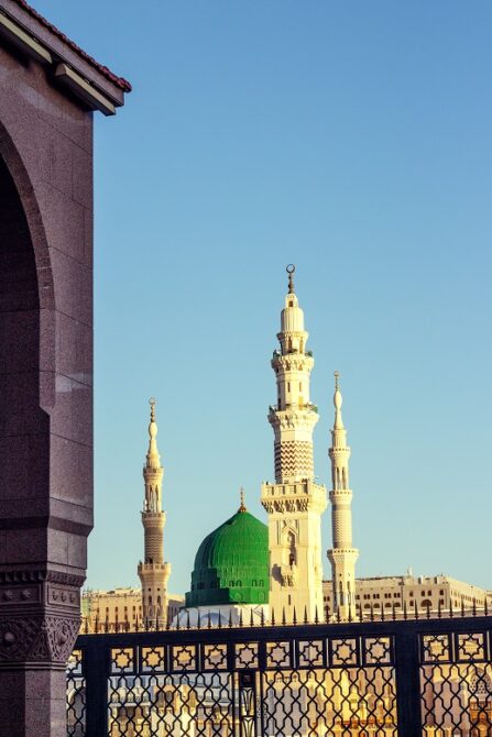 Découvrez l'histoire et l'architecture des minarets de la Mosquée Al-Haram, leur rôle dans l'appel à la prière, et les visites guidées.