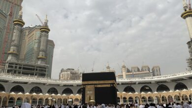 Découvrez la signification spirituelle des tours du Tawaf, les rituels, les supplications, et des conseils pratiques pour les pèlerins.