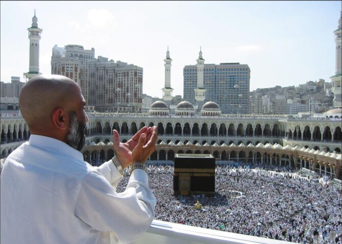 Explorez l'importance de la Dua dans le Hajj et la Omra, et comment elle enrichit l'expérience spirituelle des pèlerins.