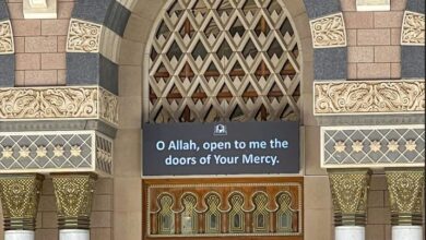 Découvrez les Portes Sacrées du Masjid Al-Haram, symboles d'accueil et de dévotion pour les pèlerins à La Mecque.