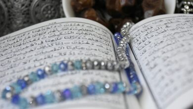 Explorez l'Importance du Jeûne pendant le Ramadan, un mois de dévotion et de partage qui renforce la foi et la solidarité.